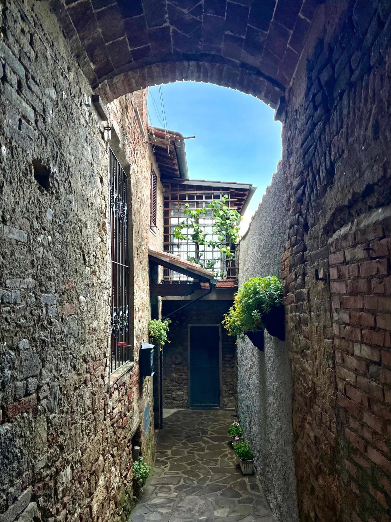 Appartamento Mirella In Centro Storico Казоле-д'Ельса Екстер'єр фото